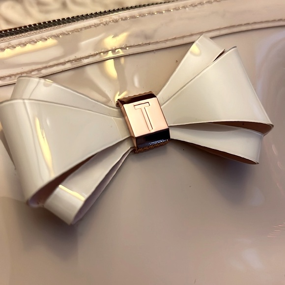 TED BAKER TAUPE PATENT BOW MAKEUP BAG - Picture 4 of 10